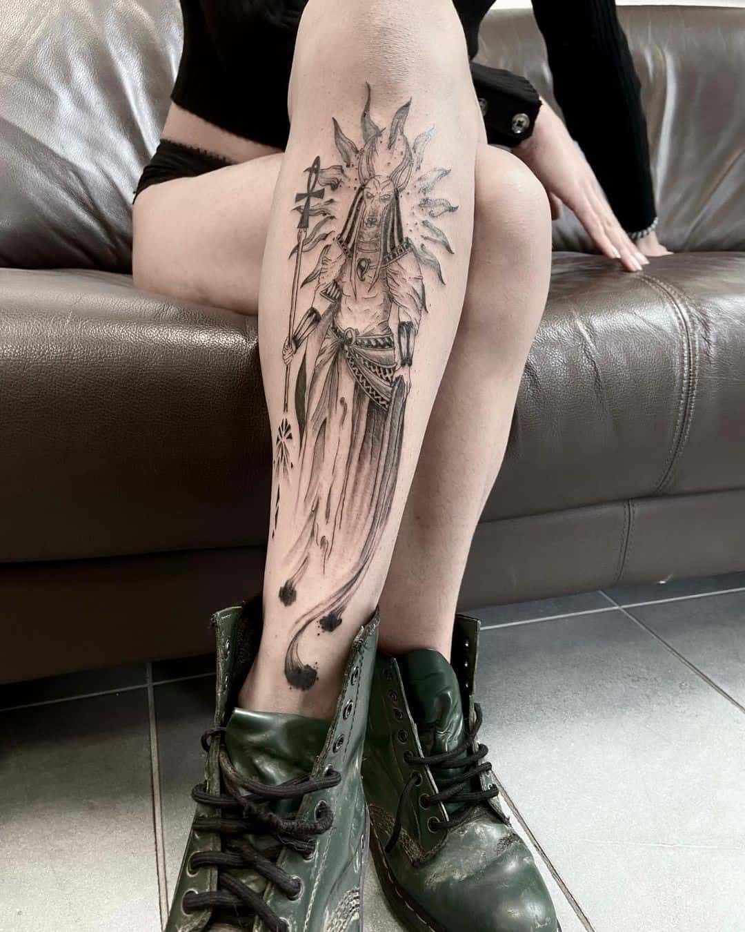 Tatuaje en la pierna de Anubis