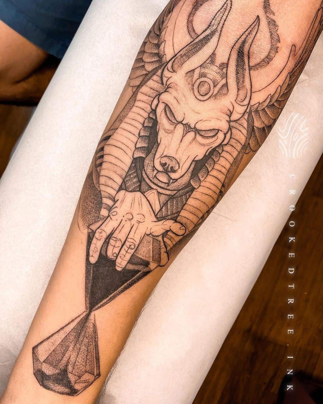 Tatuaje en tinta negra de Anubis