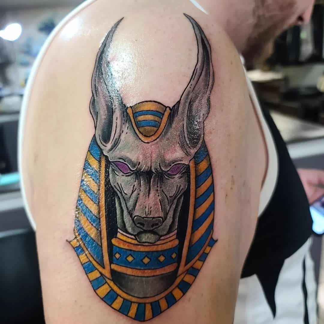 Tatuaje gigante de Anubis en el hombro