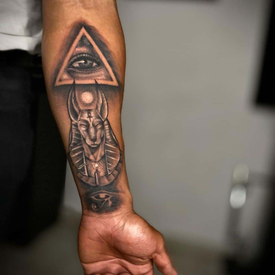 Tatuaje De Anubis En El Brazo Del Puño