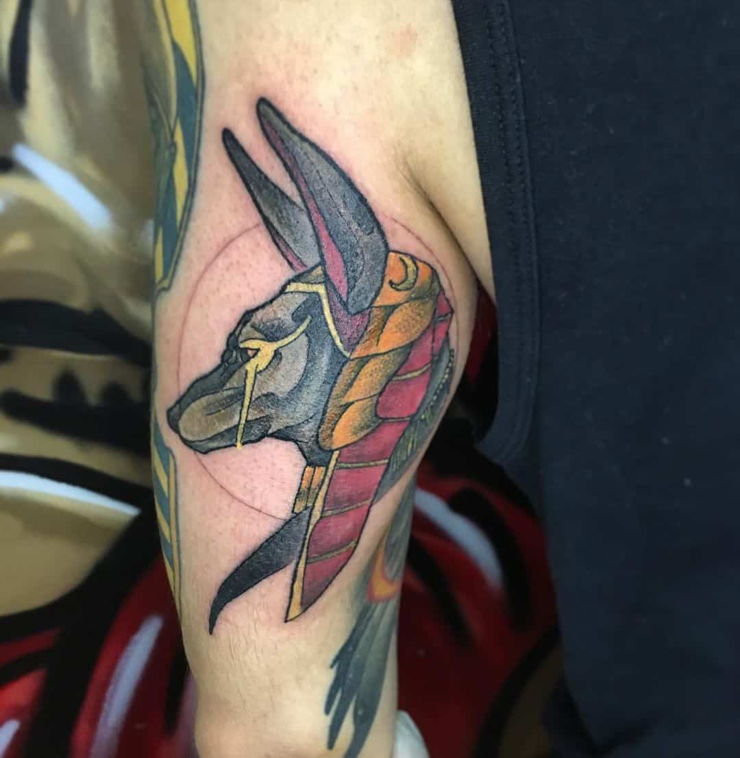 Tatuaje de color de Anubis en el brazo 