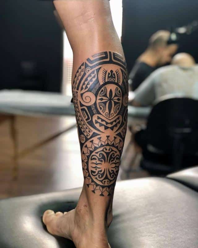 Diseños de tatuajes polinesios para piernas 2