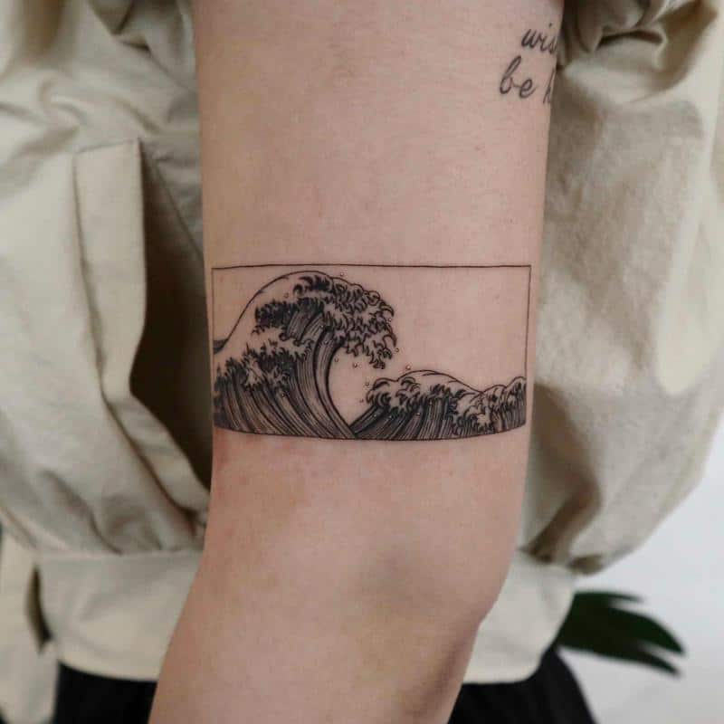 Tatuaje de ola oceánica 4