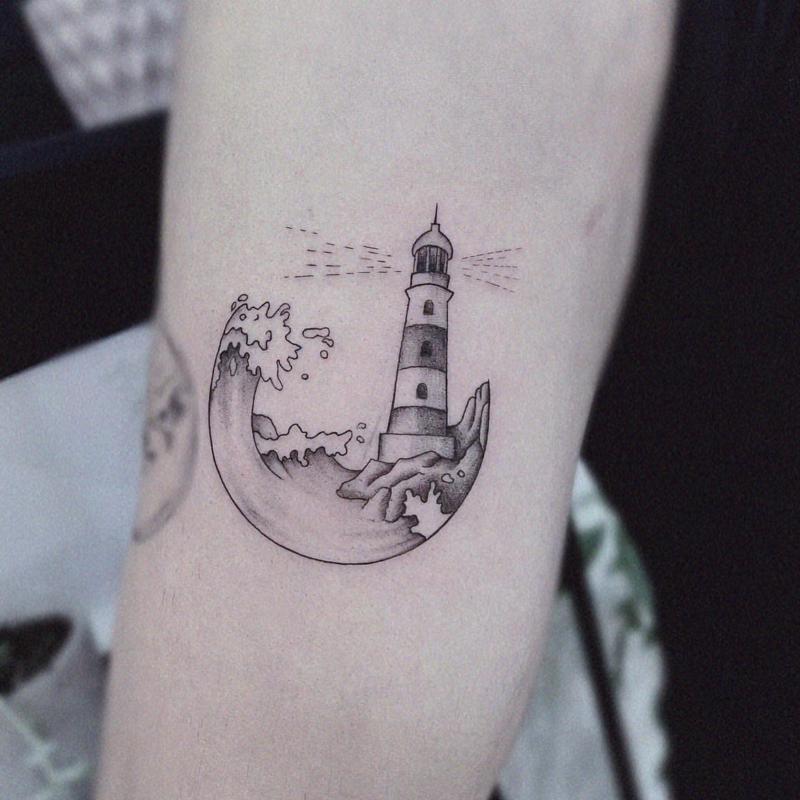 Tatuaje de faro y océano 2