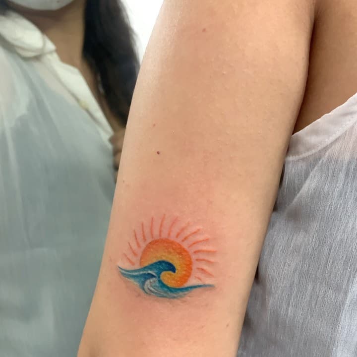 Tatuaje de sol y océano 4
