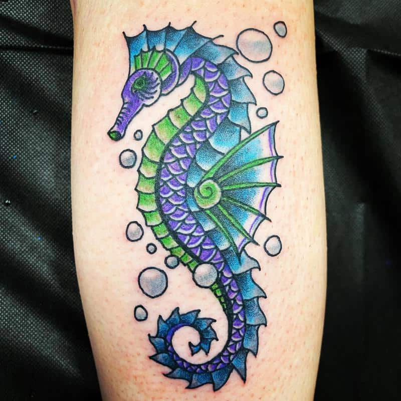Tatuaje de caballito de mar y océano 4