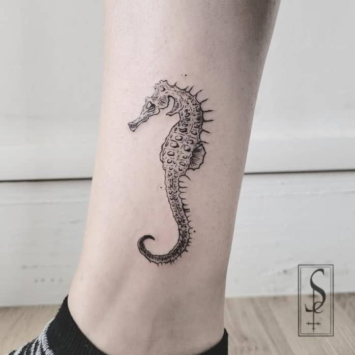 Tatuaje de caballito de mar y océano 5