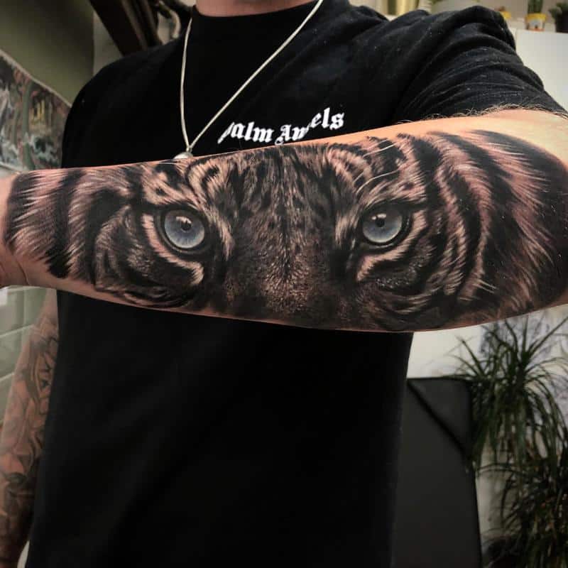 Diseño de tatuaje de ojos de tigre transparente