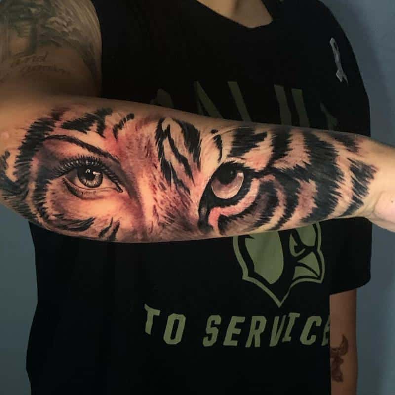 Diseño de tatuaje de mitad de mujer mitad ojos de tigre