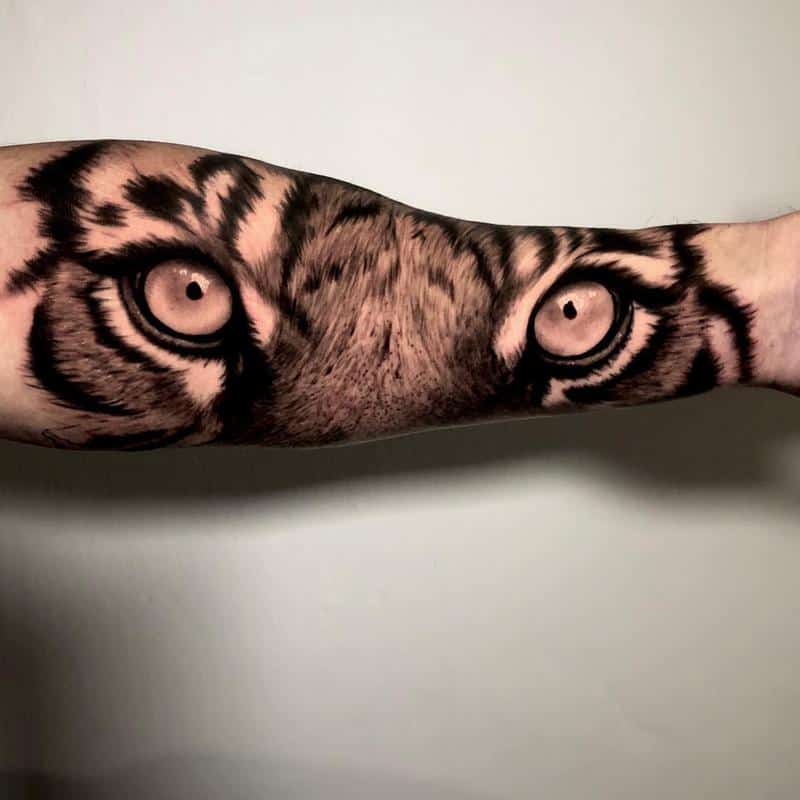 Diseño realista del tatuaje de los ojos del tigre