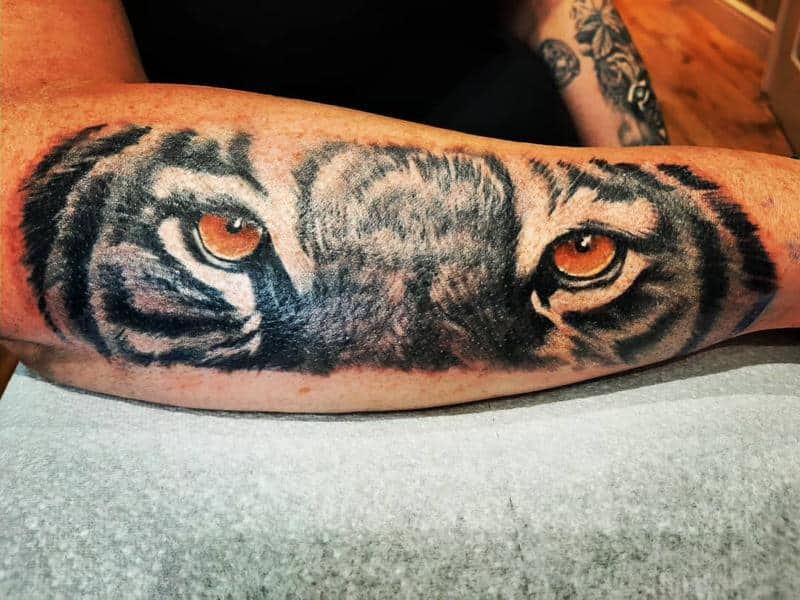 Diseño de tatuaje de ojos de tigre naranja