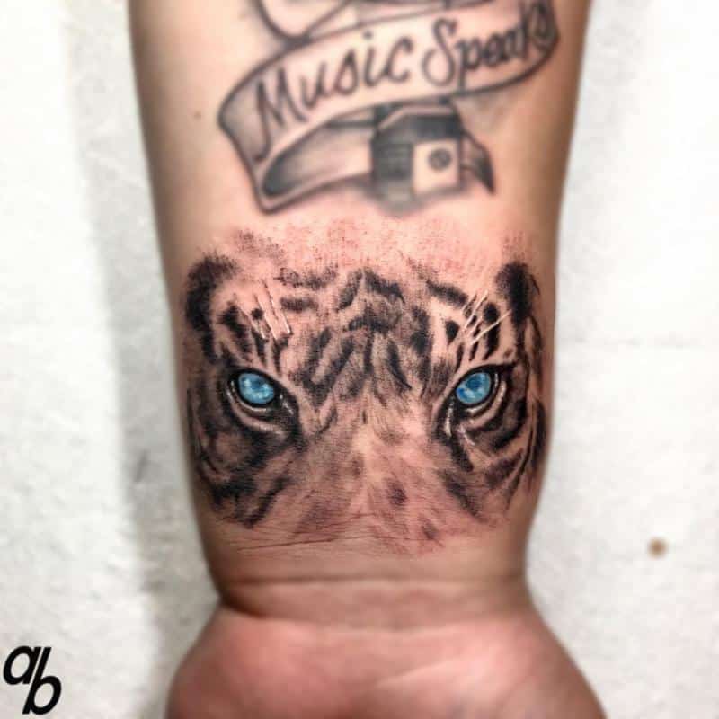 Diseño de tatuaje de ojos de tigre de muñeca pequeña