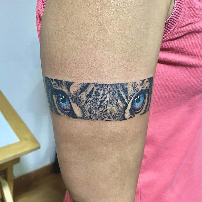 Diseño de tatuaje de banda de ojos de tigre