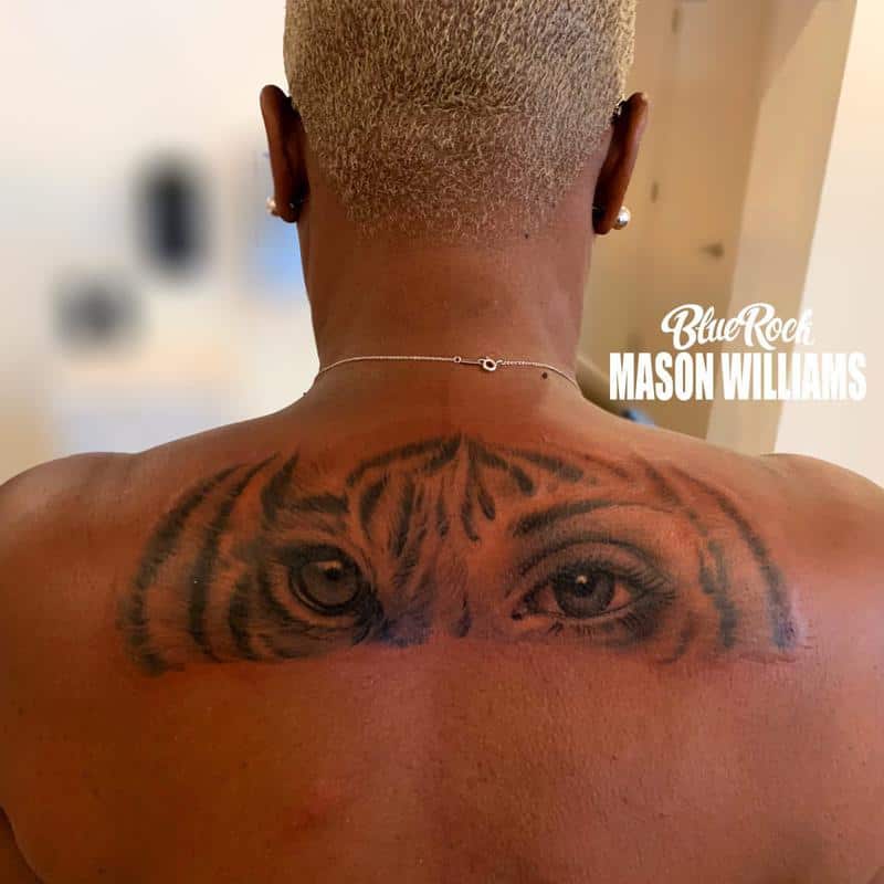 Diseño de tatuaje en la espalda con ojos medio humanos y medio tigre