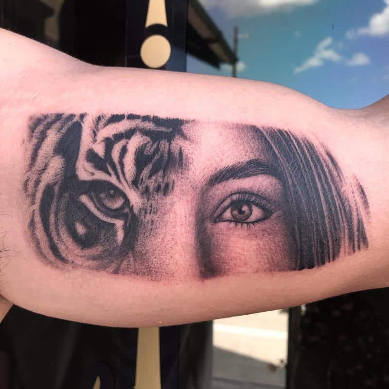 Un humano con diseño de tatuaje de ojos de tigre