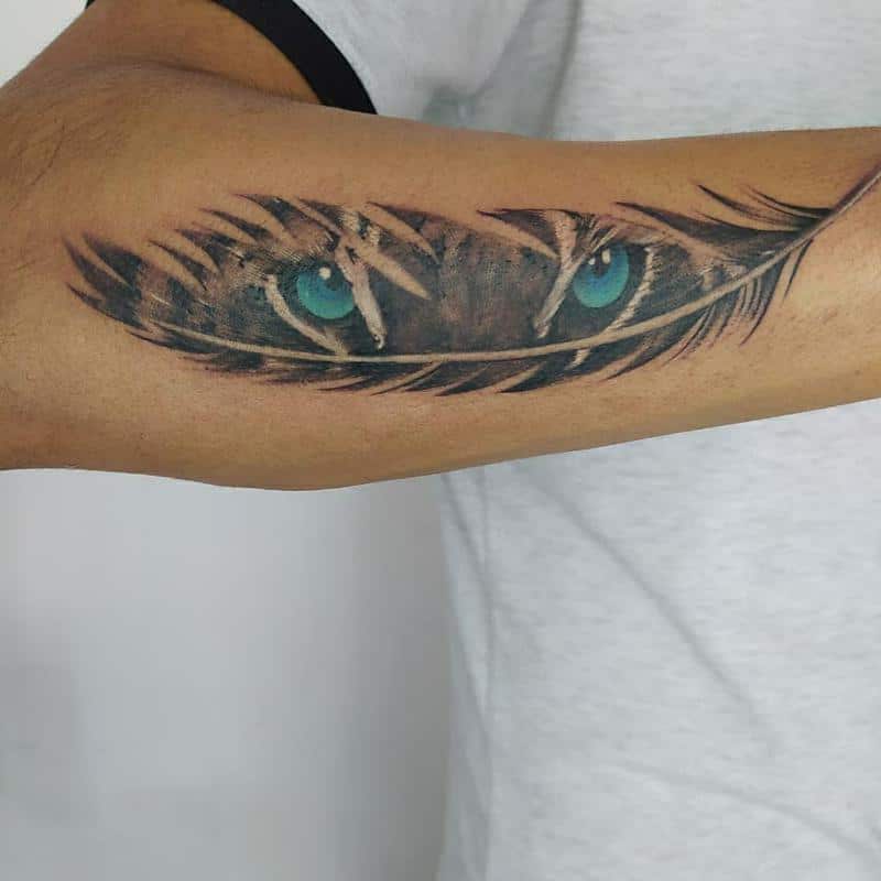 Diseño de tatuaje de ojos de tigre de plumas