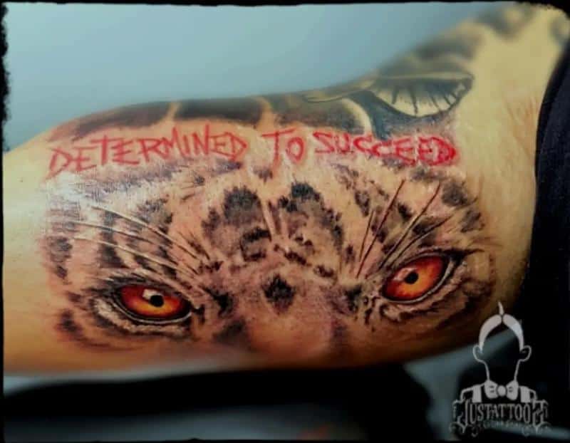 Diseño de tatuaje de ojos de tigre determinado