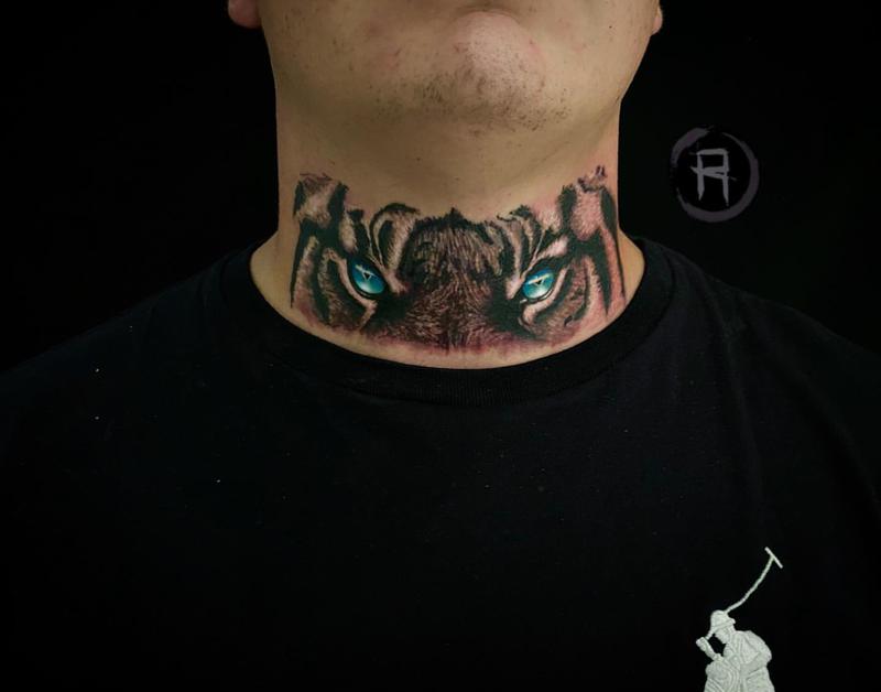 Diseño de tatuaje de cuello de ojos de tigre