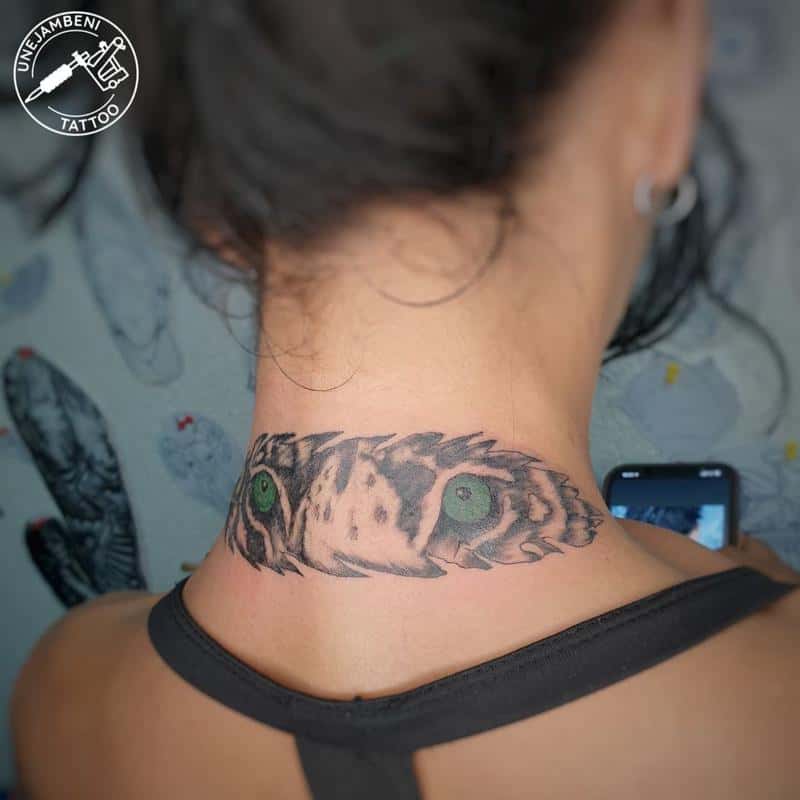 Diseño de tatuaje de collar de ojos de tigre verde