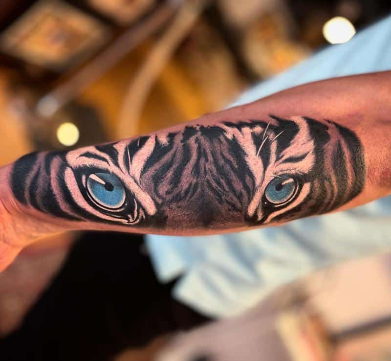 Diseño de tatuaje de ojos de tigresa