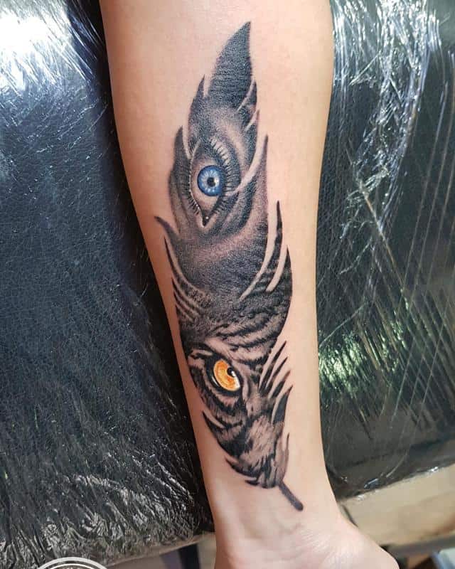 Diseño de tatuaje de ojos de tigre de medio ojo de pluma de heterocromía