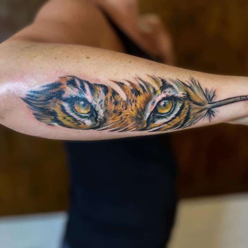 Diseño de tatuaje de ojos de tigre en una pluma