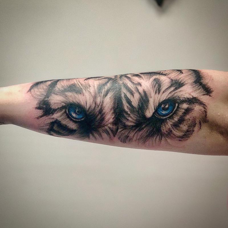 Diseño de tatuaje de ojos de tigre azul