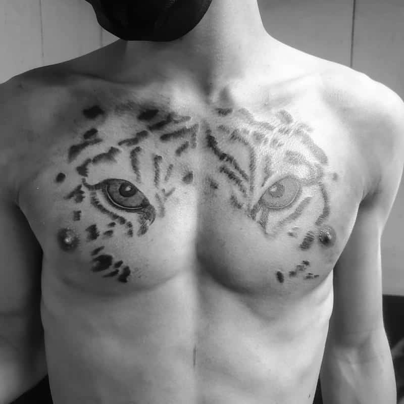 Diseño de tatuaje de pecho de ojos de tigre