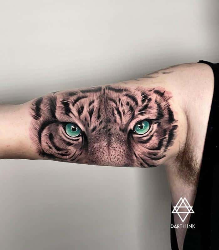 Diseño de tatuaje de ojos de tigre verde azulado