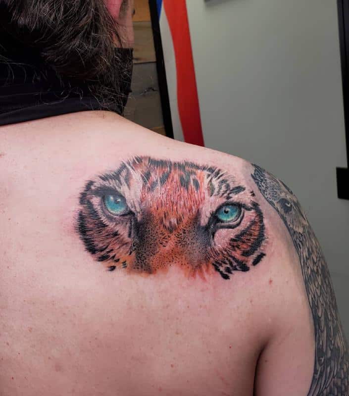 Diseño de tatuaje de ojos de tigre en la espalda