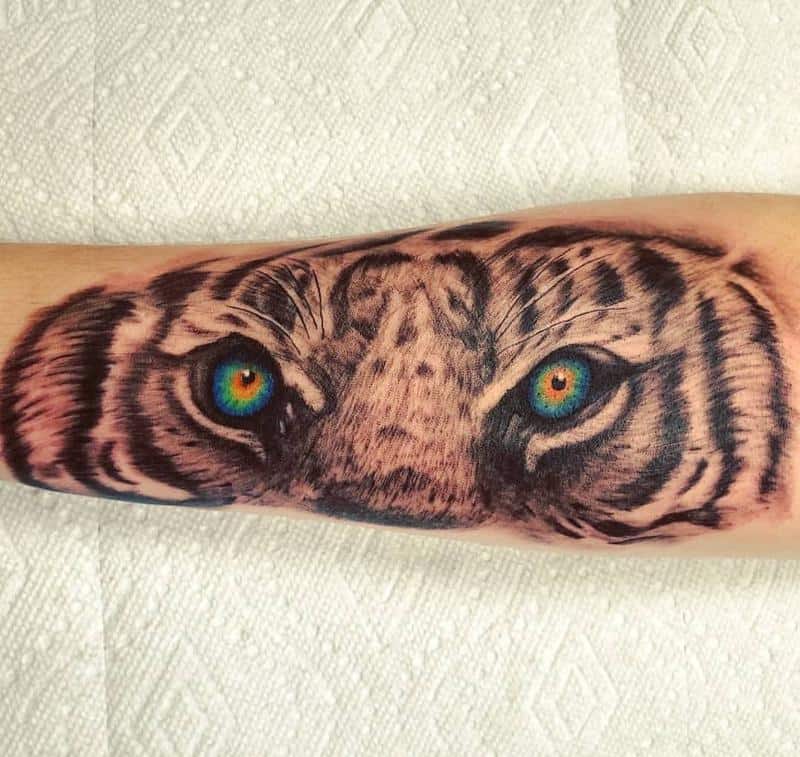 Diseño de tatuaje de ojos de tigre arcoíris