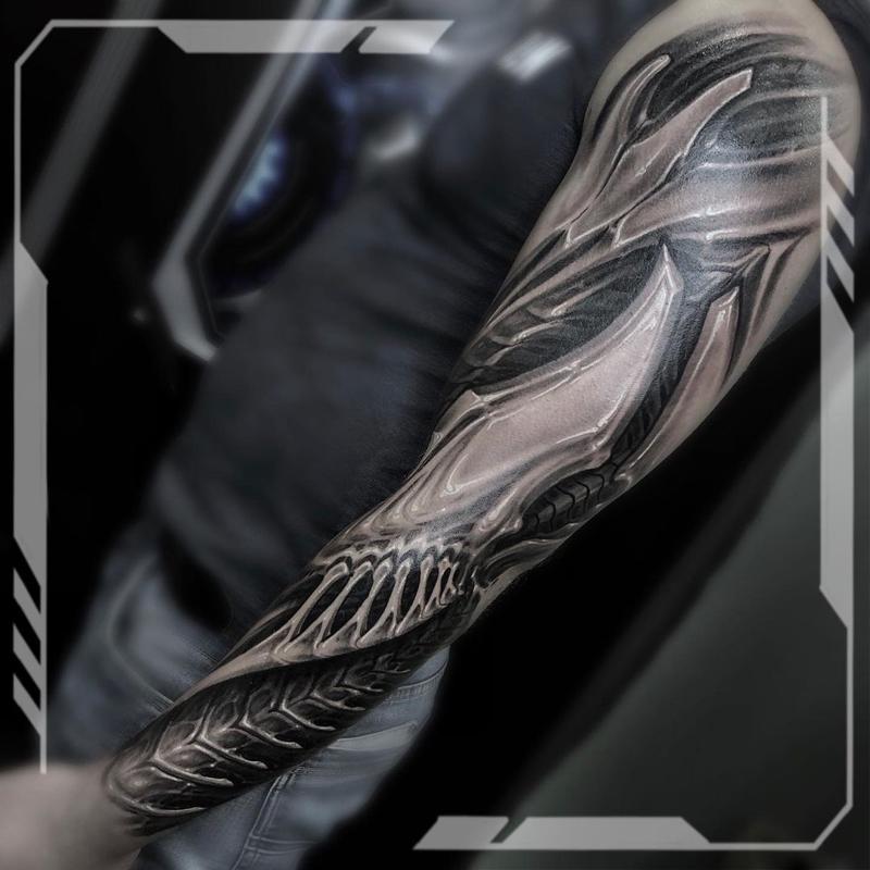 Tatuaje de dragón biomecánico