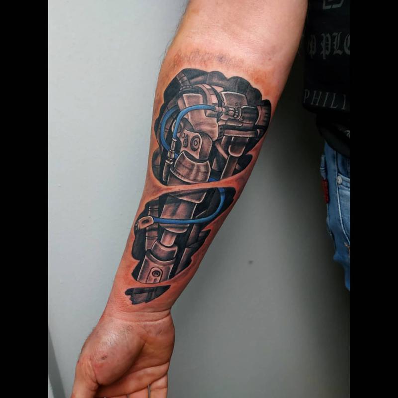 Tatuaje biomecánico del brazo 1