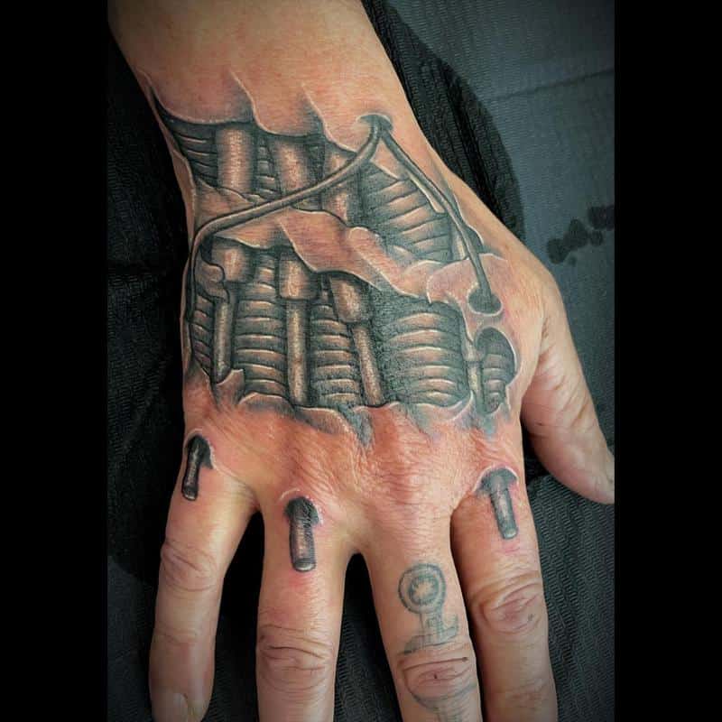 Tatuaje biomecánico de la mano 3