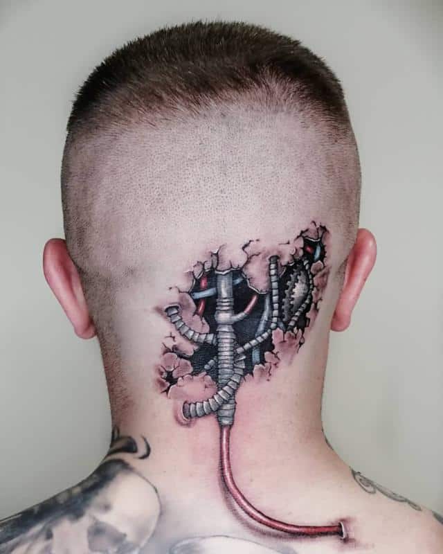 Tatuaje biomecánico en el cuello 3