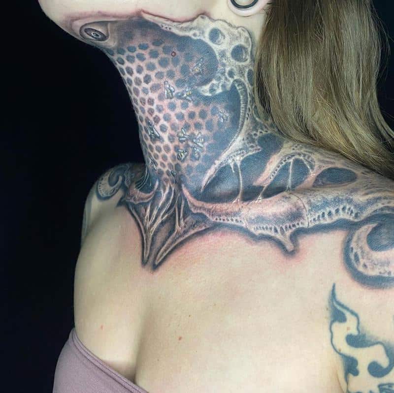 Tatuaje biomecánico en el cuello 2