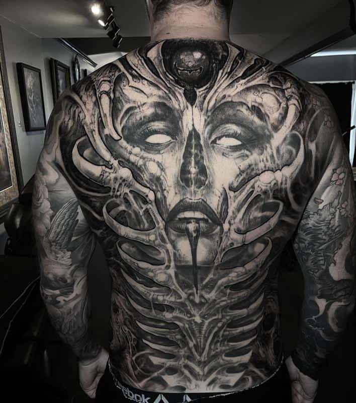 Tatuaje biomecánico en la espalda 2