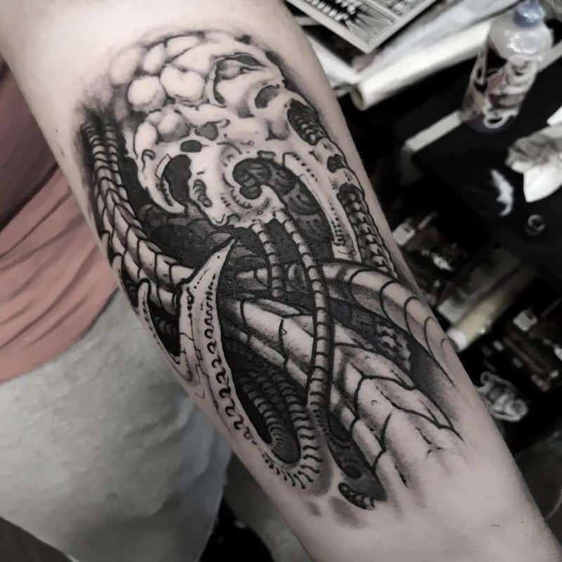 Tatuaje alienígena biomecánico 1