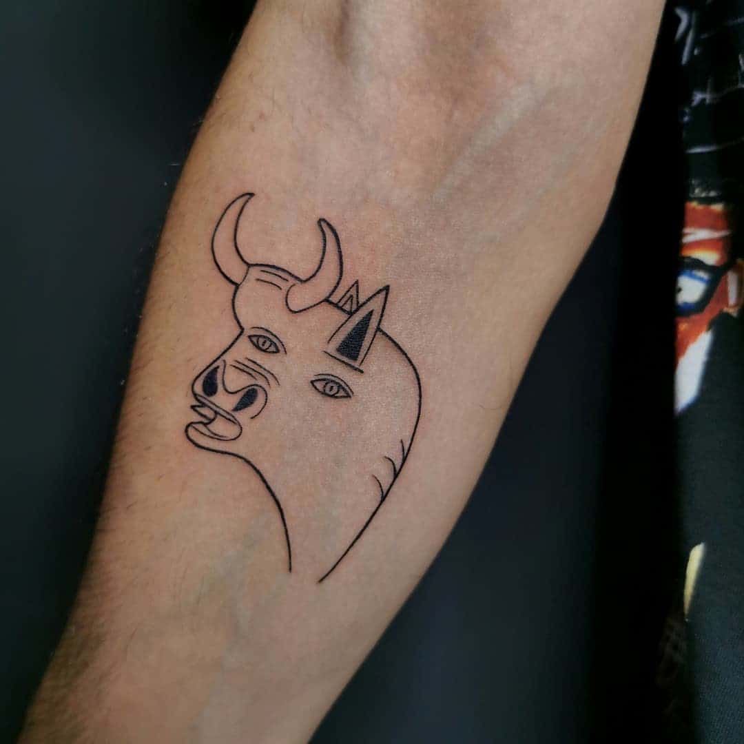 Tatuaje de toro divertido 