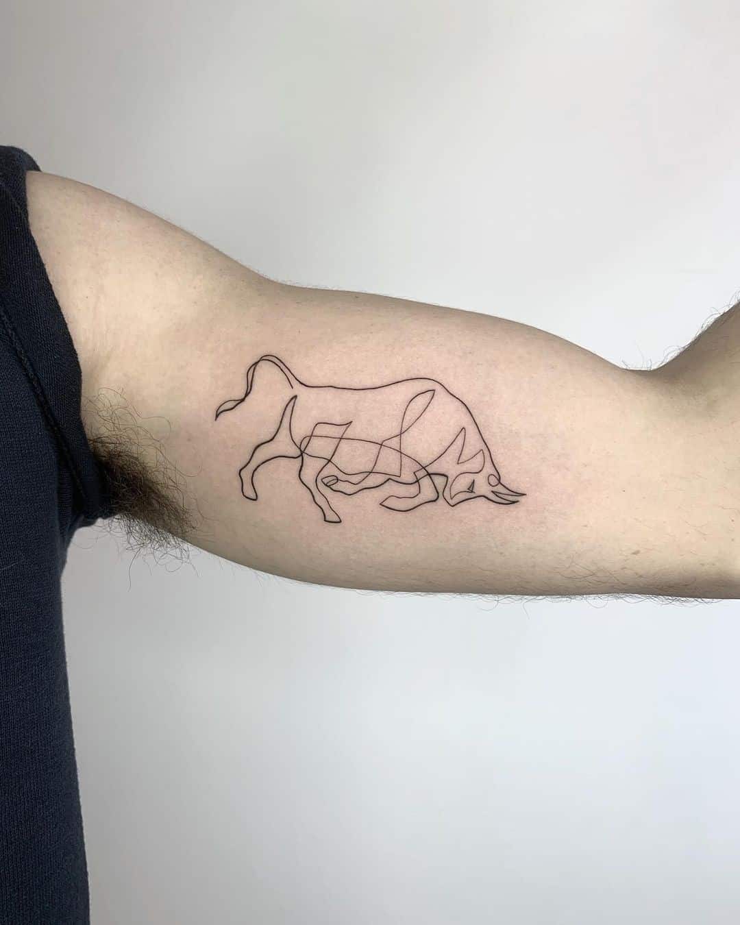 Tatuaje en el brazo, toro 