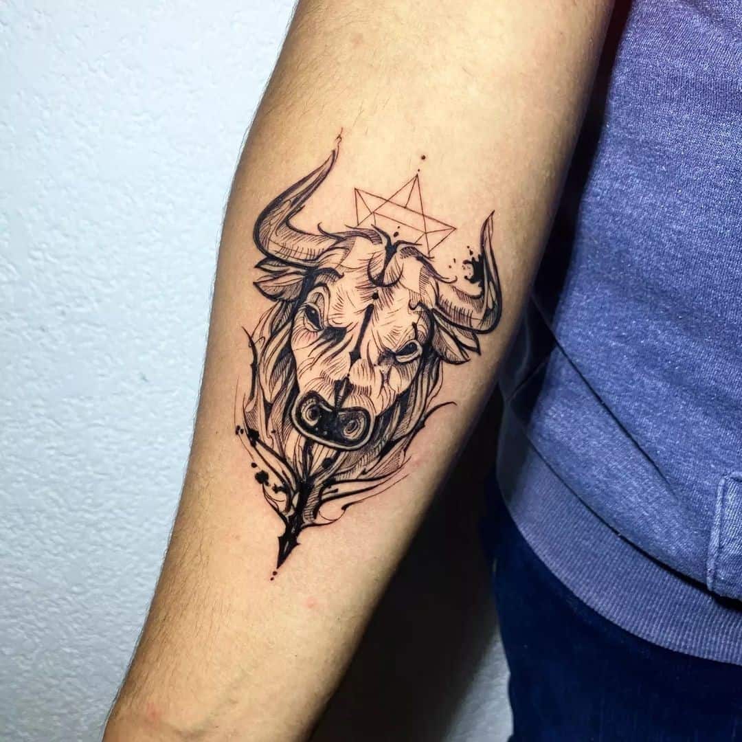 Tatuaje en el brazo, cabeza de toro 