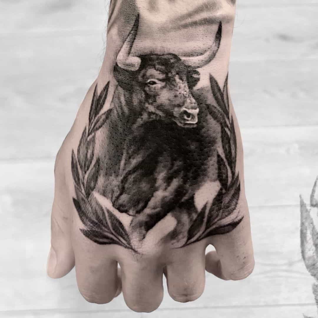 Tatuaje en el brazo, toro 2