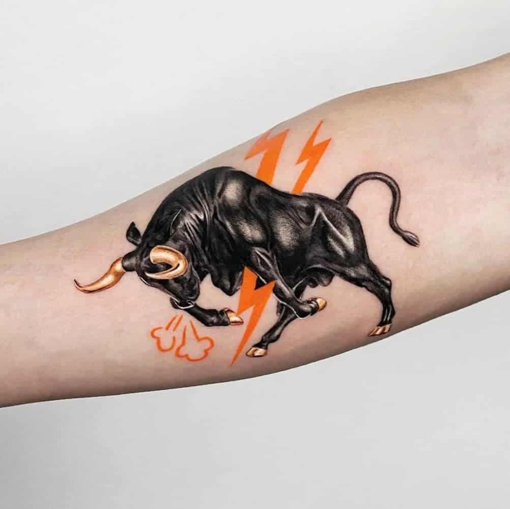 Brazo toro tatuaje colorido diseño 