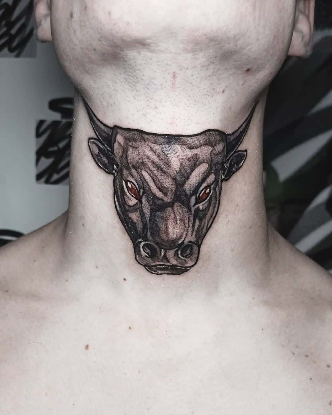 Tatuaje de toro en el cuello 