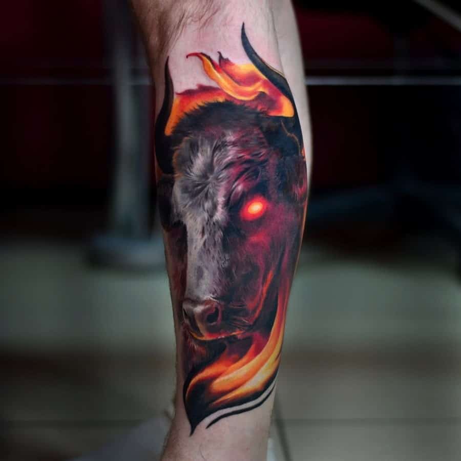 Tatuaje de toro tradicional realista 