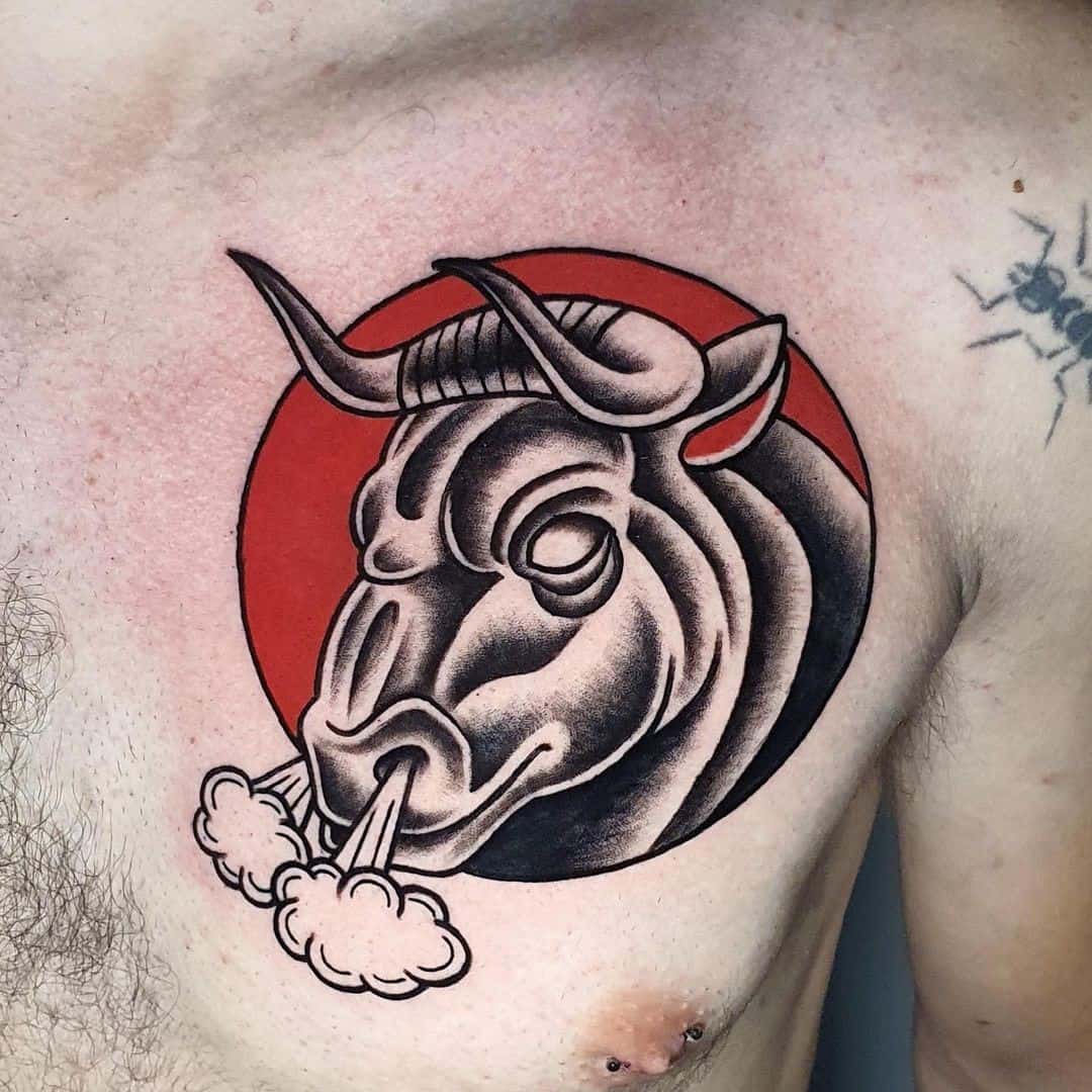 Tatuaje de toro en el pecho 