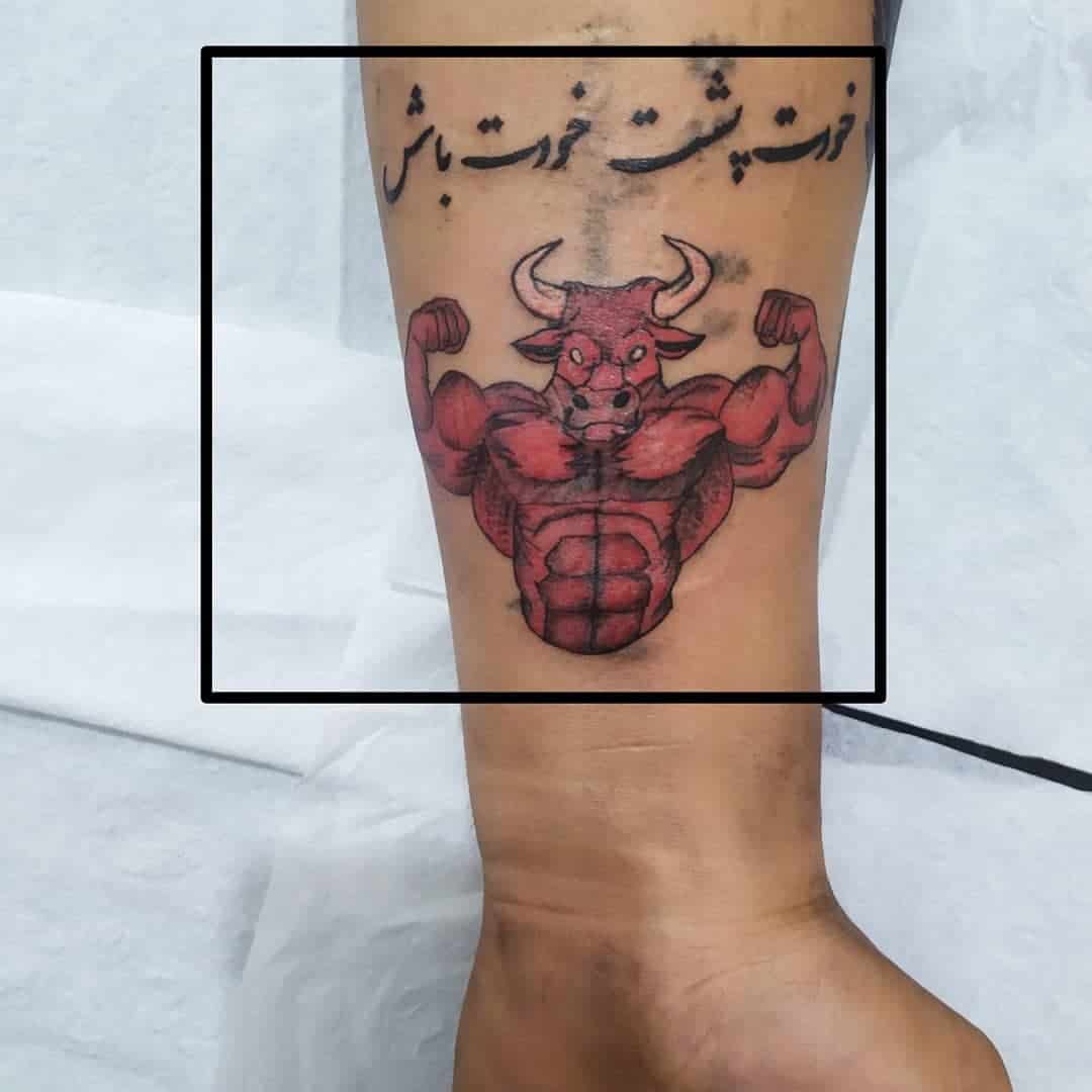 Ideas del tatuaje del toro rojo