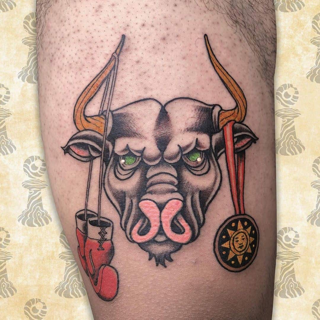 Idea colorida del tatuaje del toro 