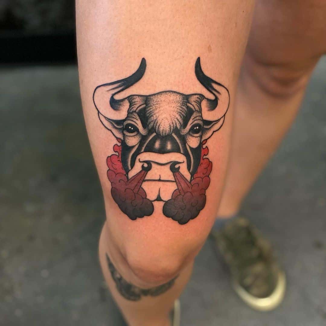 Diseño de tatuaje de toro de pierna 