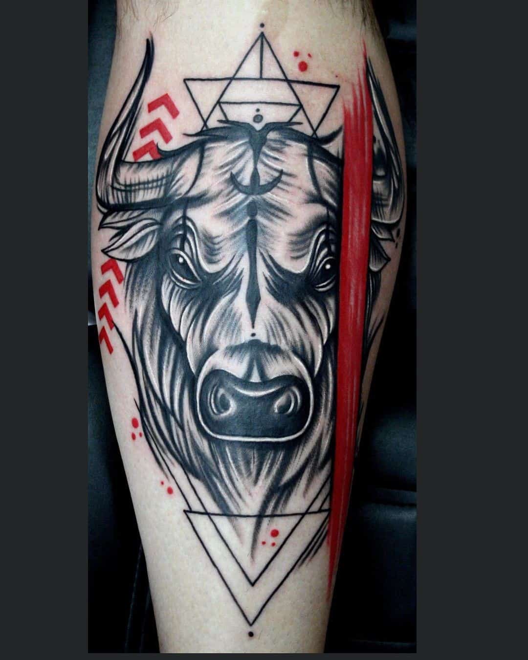 Diseño de tatuaje de toro aterrador 